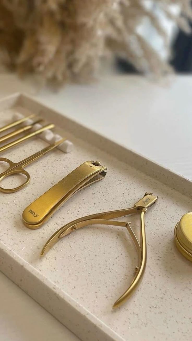 NAIL ACCESSORIES & TOOLS